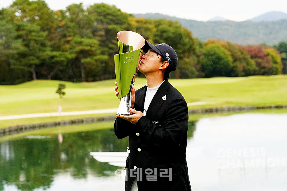 [포토] 유토 카츠라가와, 제네시스 트로피에 짜릿한 입맞춤