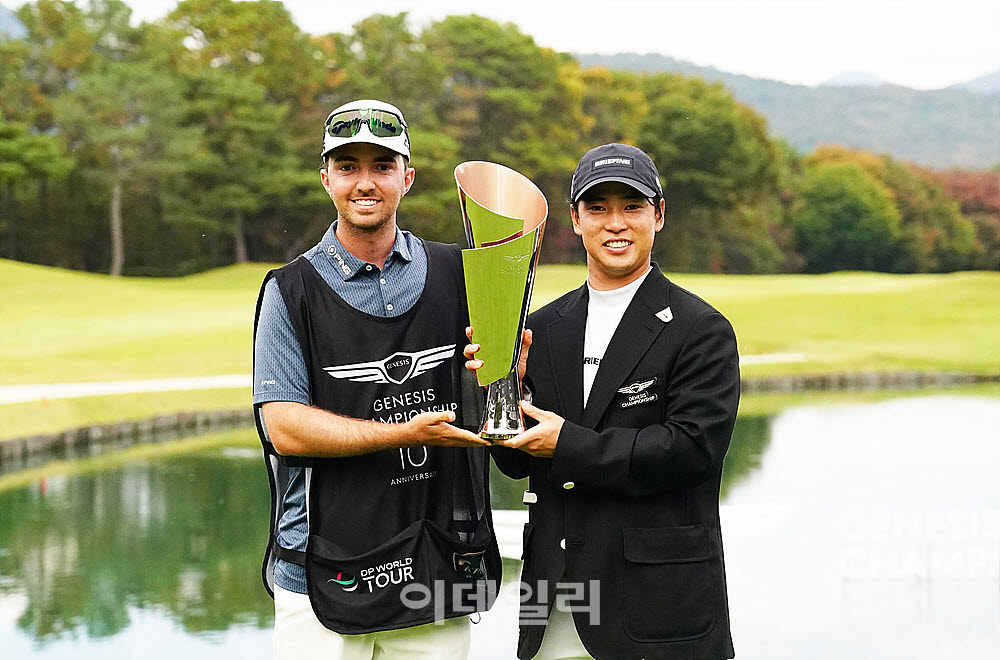 [포토] 유토 카츠라가와, 캐디와 함께