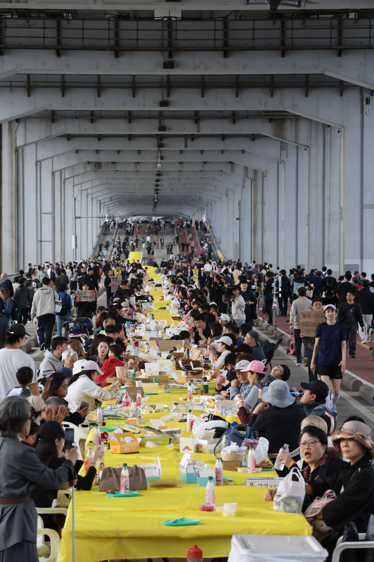차량 통행 전면 통제를 하루 앞둔 25일에는 잠수교에서 ‘차 없는 잠수교 뚜벅뚜벅 축제’의 일환으로 치킨데이 행사가 열렸다. 행사를 즐기고 있는 시민들의 모습.
