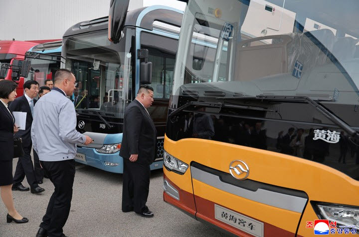김정은 북한 국무위원장이 지난 24일 중국의 6·25전쟁 참전 기념일을 앞두고 랴오닝성 단둥을 방문해 북중 간 혈맹관계를 재확인하고 친선 계승 의지를 밝혔다고 조선중앙통신이 25일 보도했다. 김 위원장은 이 방중을 계기로 단둥에 위치한 자동차 공장을 방문해 버스 생산라인을 둘러보기도 했다.[조선중앙통신=연합뉴스 제공]