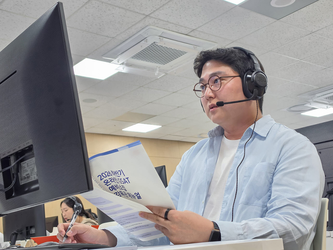 삼성전자 감독관이 지난 17일 삼성전자 인재개발원(경기도 수원)에서 삼성직무적성검사(GSAT) 응시자를 대상으로 예비 소집을 진행하고 있다. (사진=삼성전자)