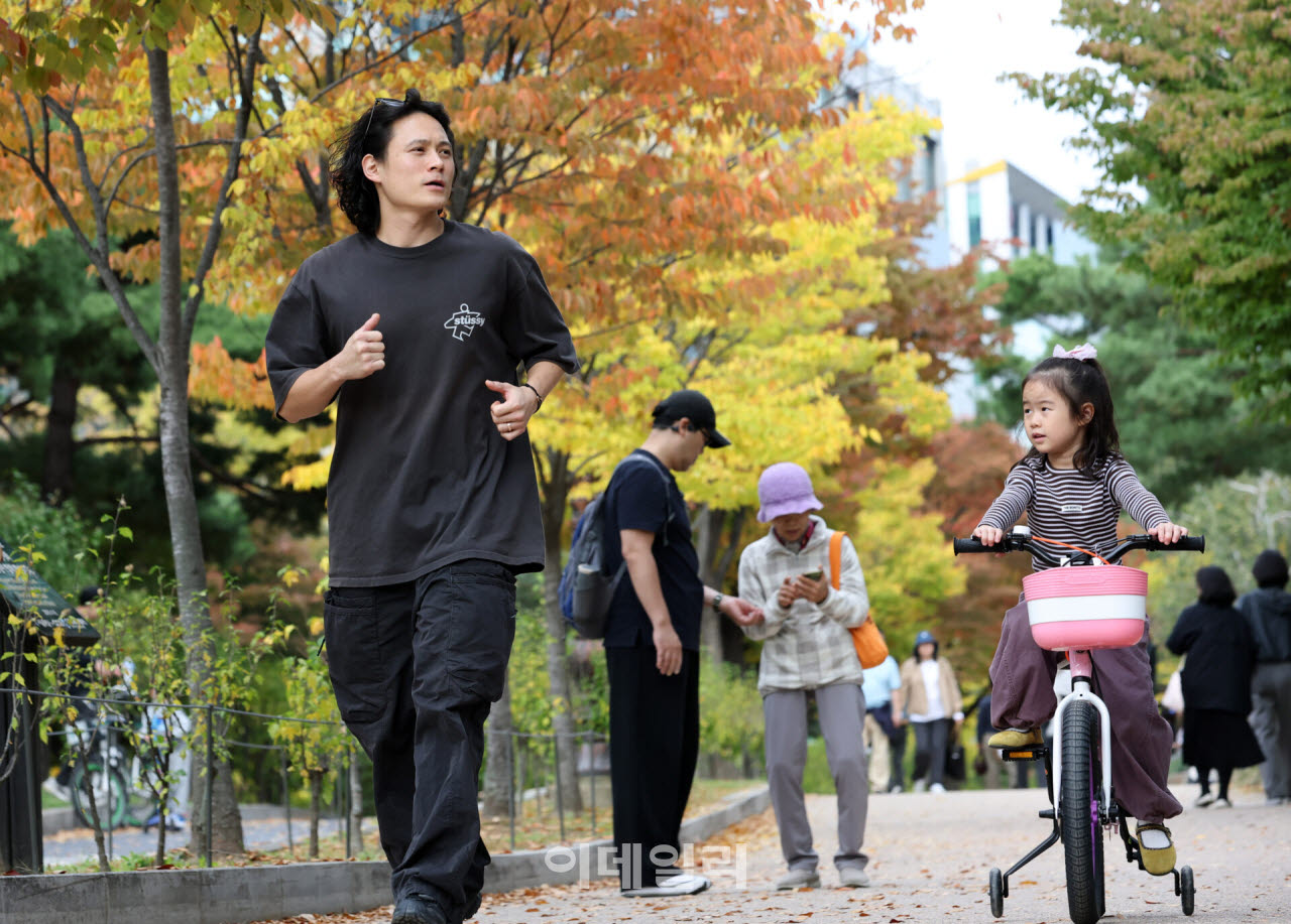 상대적으로 따스한 가을 날씨를 보인 지난 25일 서울 여의도공원에서 시민들이 가벼운 옷차림으로 단풍을 구경하거나 산책을 하며 시간을 보내고 있다. (사진=방인권 기자)