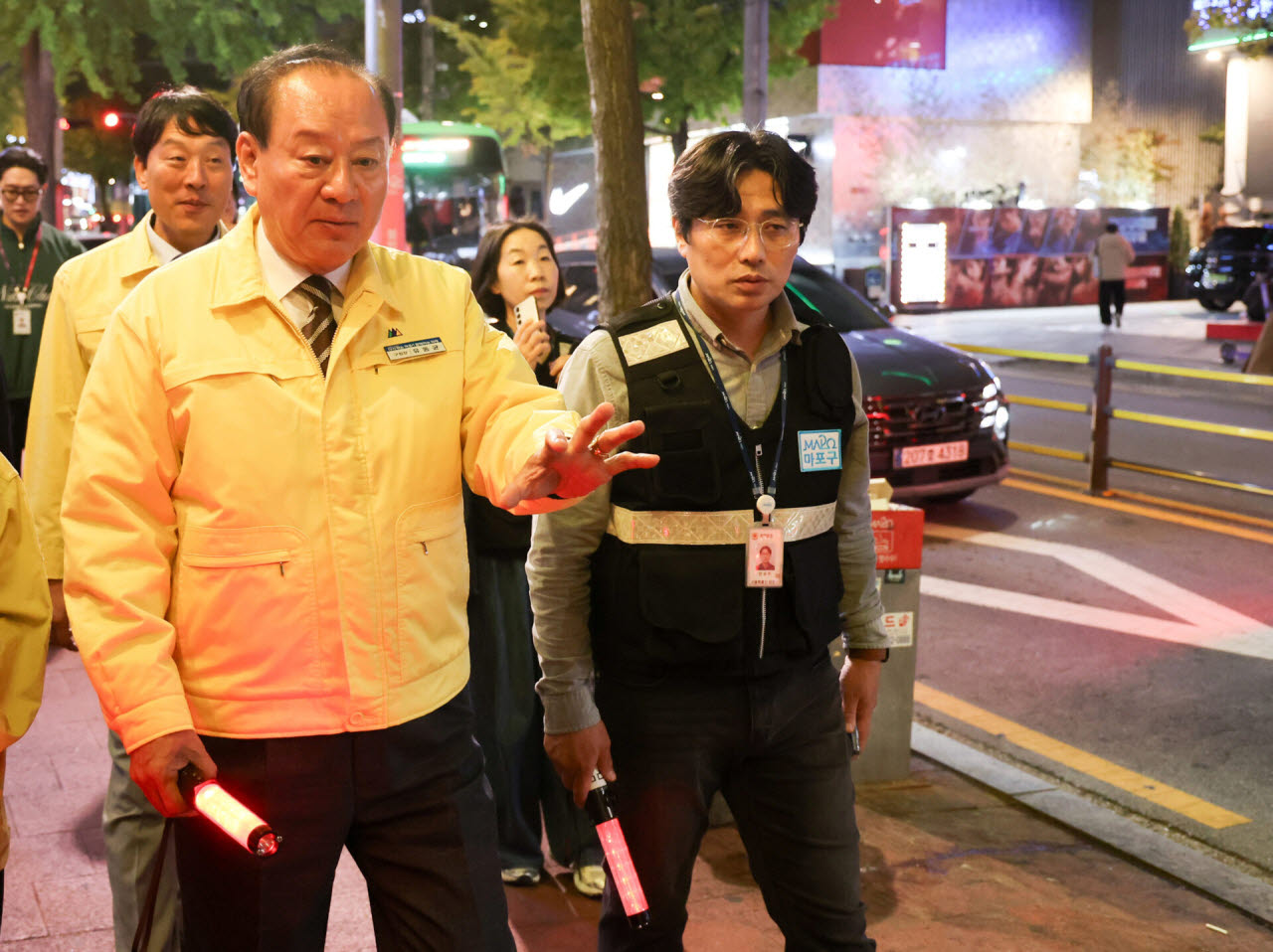 유동균(왼쪽) 마포구청장과 관계자들이 핼러윈을 앞두고 홍대 일대에서 인파 밀집에 대응한 안전관리를 하고 있다. 유 구청장은 좁은 골목길 등의 인파 밀집 대책 마련 등 당부사항을 전했다. (사진=마포구)
