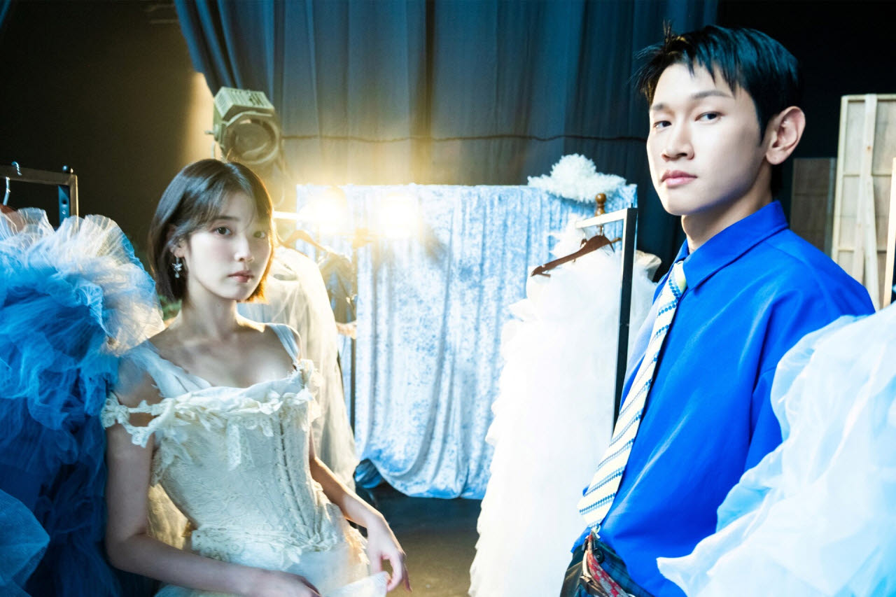아이유(왼쪽), 크러쉬(사진=피네이션)