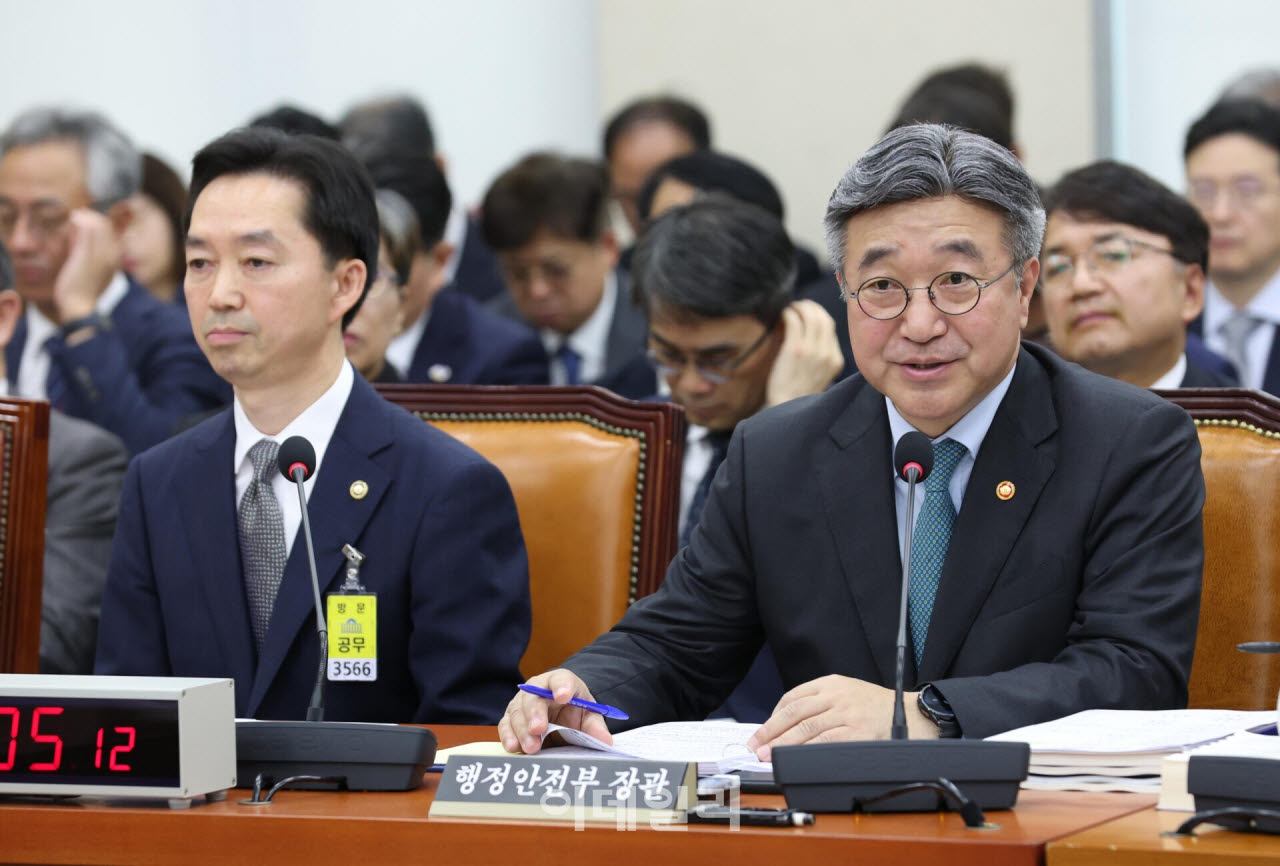 [포토]국정감사, '답변하는 윤호중 행안부 장관'