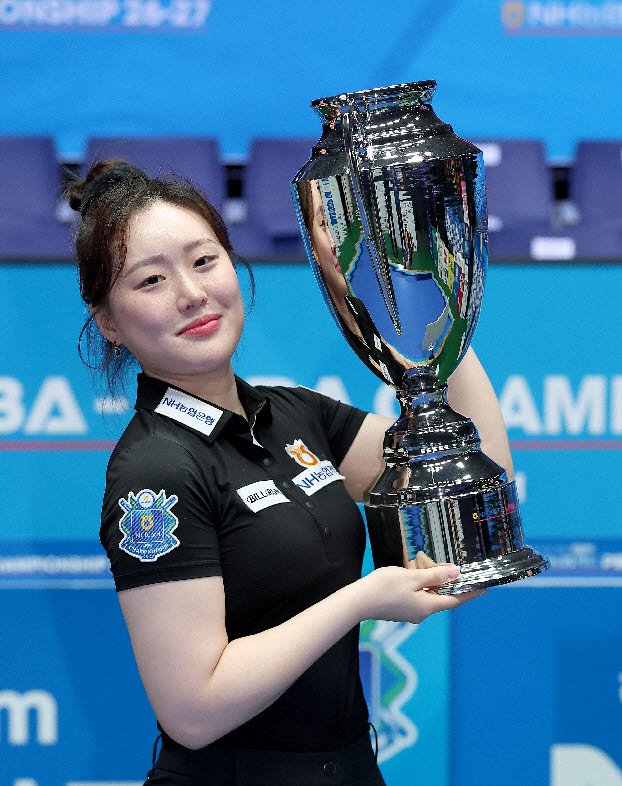 LPBA 첫 우승을 이룬 김보미가 우승 트로피를 들고 기뻐하고 있다. 사진=PBA