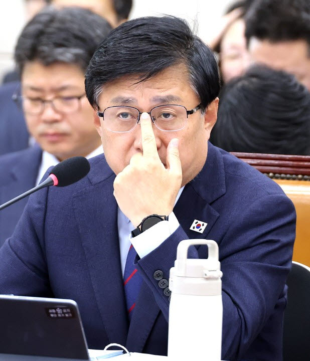 김성환 기후에너지환경부 장관이 26일 국회에서 열린 기후에너지환경노동위원회 국정감사에서 위원 질의를 듣고 있다.(사진=연합뉴스)