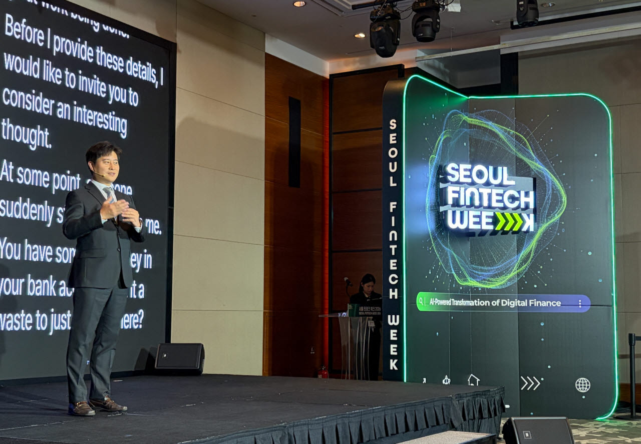 신원근 카카오페이 대표이사가 26일 여의도 콘래드서울에서 열린 ‘서울 핀테크 위크 2026’ 첫날 ‘AX 기반 디지털금융의 전환: 나를 아는 금융’ 컨퍼런스에서 기조연설하고 있다. (사진= 이정훈 기자)