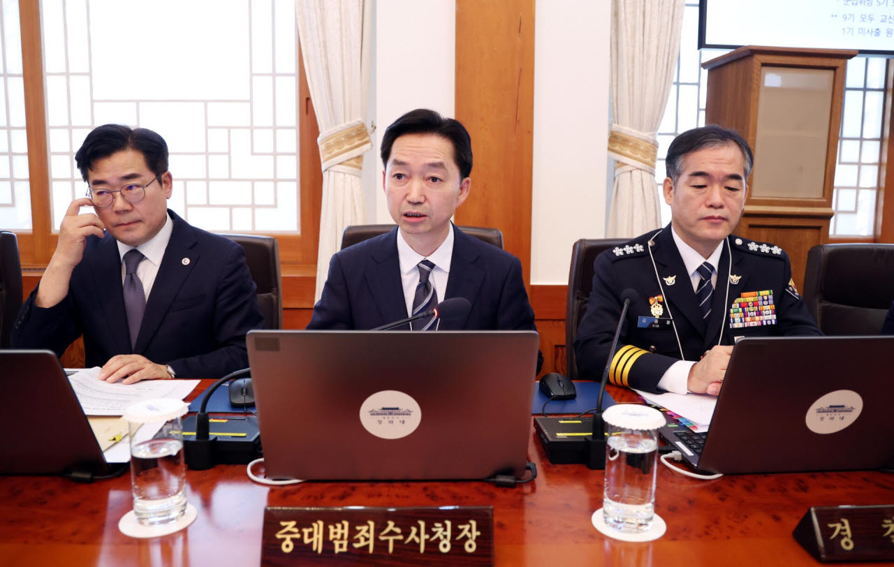 김지용 중대범죄수사청장이 20일 청와대에서 열린 국무회의에서 발언하고 있다. 왼쪽부터 박찬대 인천시장, 김 중수청장, 김종철 경찰청장 직무대행. (사진=뉴시스)