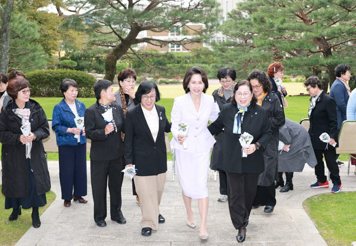 김혜경 여사가 26일 청와대에서 열린 오월어머니집 전,현직 임원 초청 오찬 간담회에 참석자들과 함께 입장하고 있다. (사진=연합뉴스)