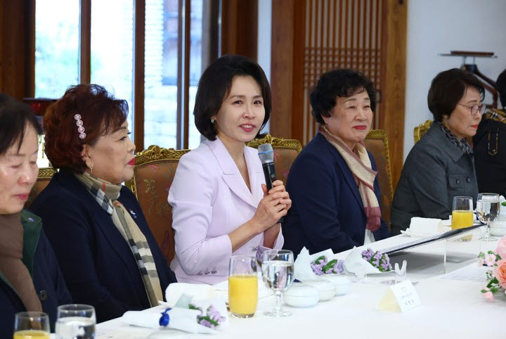김혜경 여사가 26일 청와대에서 열린 오월어머니집 초청 오찬 간담회에서 인사말을 하고 있다. (사진=연합뉴스)