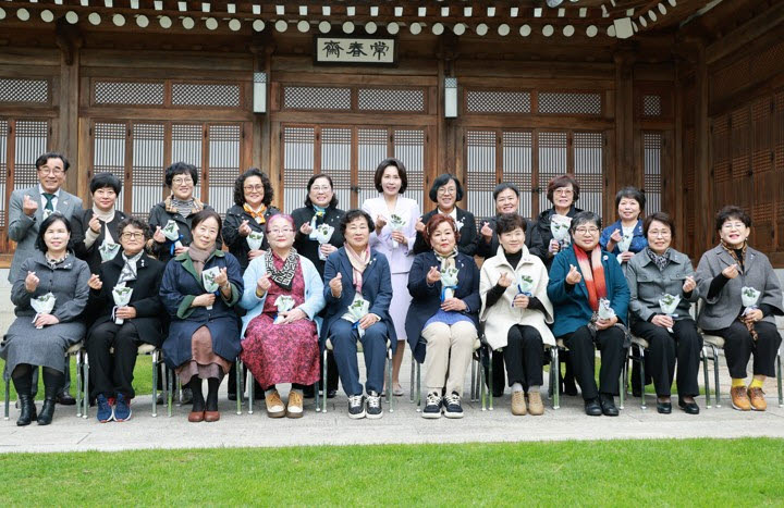 김혜경 여사가 26일 청와대에서 열린 오월어머니집 전,현직 임원 초청 오찬 간담회 시작 전 참석자들과 기념촬영을 하고 있다. (사진=연합뉴스)