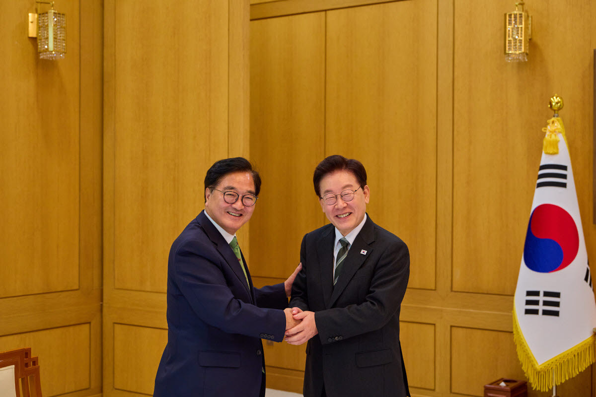 이재명 대통령이 26일 청와대에서 우원식 전 국회의장과 만나 악수하고 있다.(사진=연합뉴스)