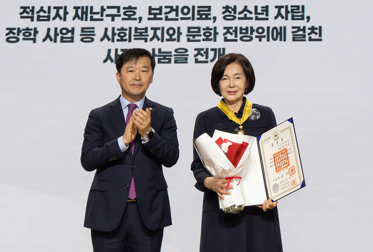 홍라희 리움미술관 명예관장이 26일 서울 중구 우리은행 본점에서 열린 대한적십자사 창립 기념식에서 이형훈 보건복지부 제2차관으로부터 국민훈장 동백장을 수여받고 기념 촬영하고 있다. (사진=삼성문화재단)