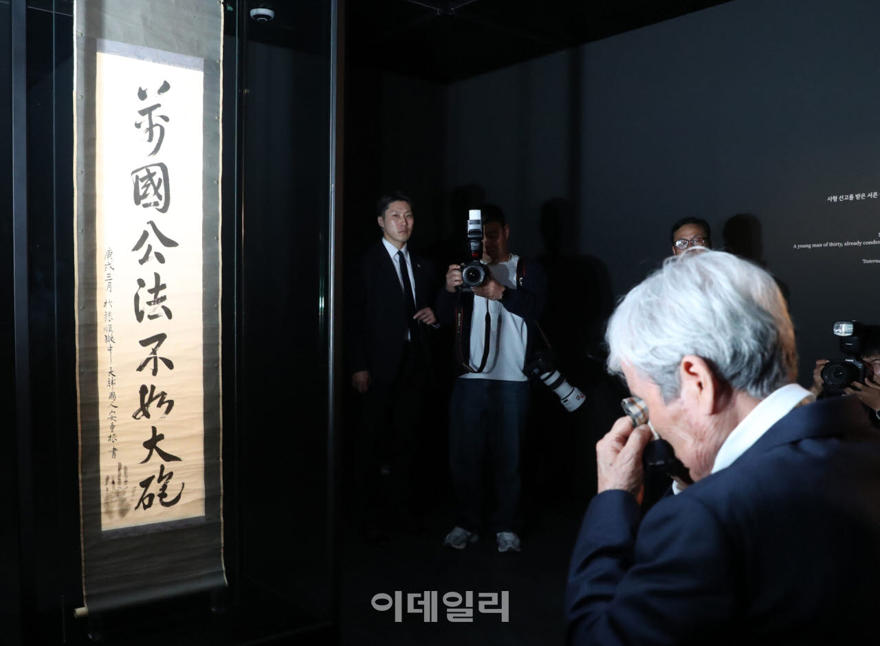 [포토] 눈물 흘리는 안중근 의사 유족