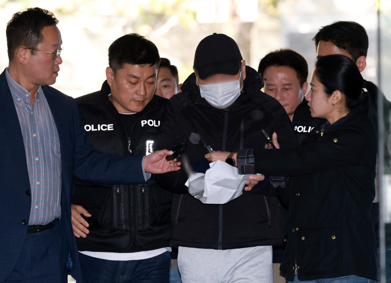 서울 강남구 역삼동 건물 2곳에 불을 지른 혐의를 받는 70대 남성 A씨가 22일 오후 서울 서초구 서울중앙지방법원에서 진행되는 구속 전 피의자 심문(영장실질심사)에 출석하고 있다. (사진=뉴시스)