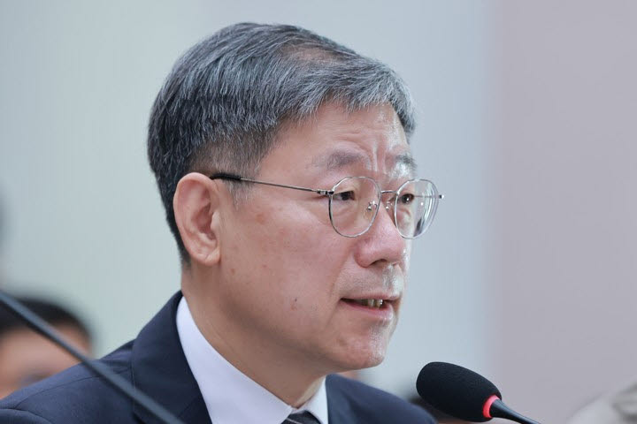 노경필 법원행정처장이 26일 국회 법제사법위원회에서 열린 법무부, 고위공직자범죄수사처, 대법원(법원행정처) 등에 대한 종합감사에서 법사위원 질의에 답변하고 있다. (사진=연합뉴스)