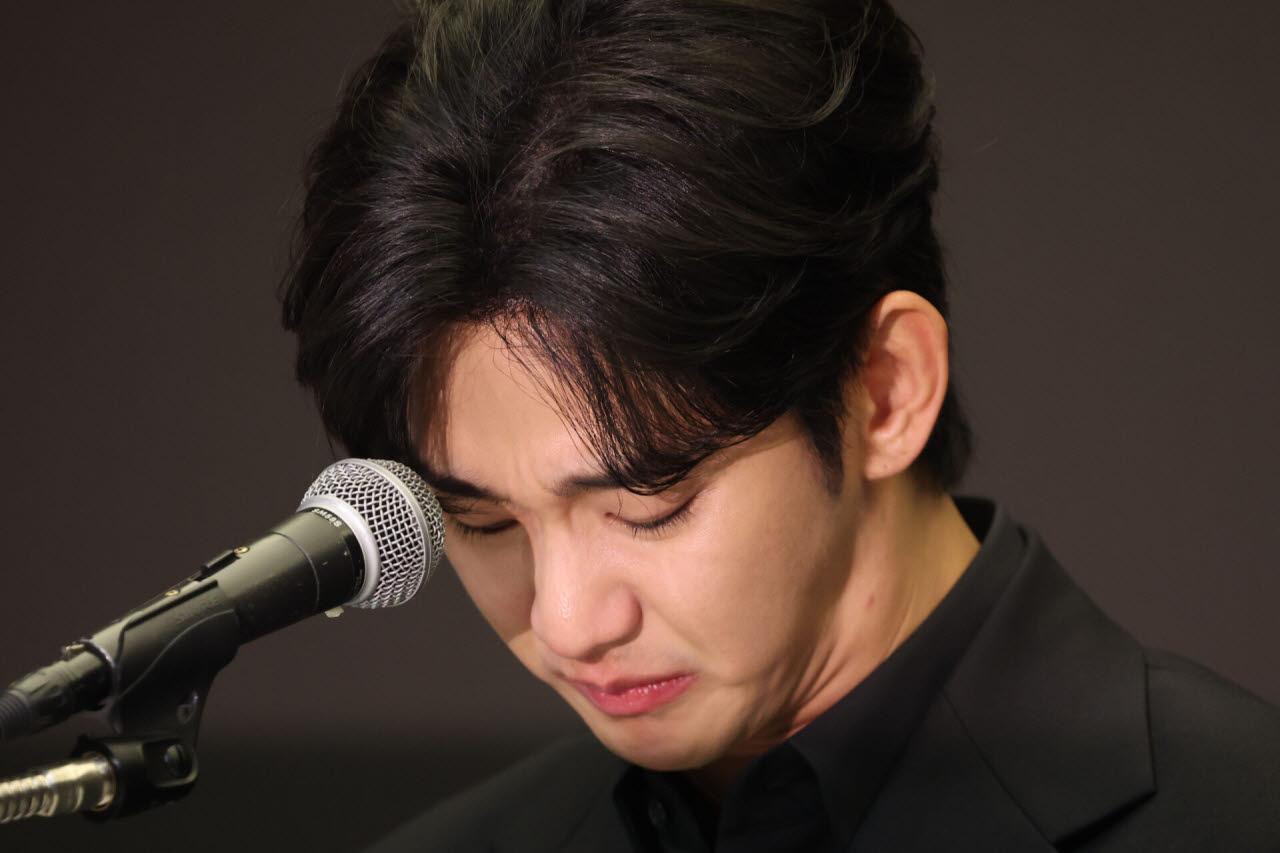 배우 김수현이 지난해 5월 31일 오후 서울 마포구 스탠포드 호텔에서 기자회견을 열고 미성년자였던 고 김새론과 교제했다는 의혹 등에 대해 입장을 밝히고 있다.(사진=이영훈 기자)