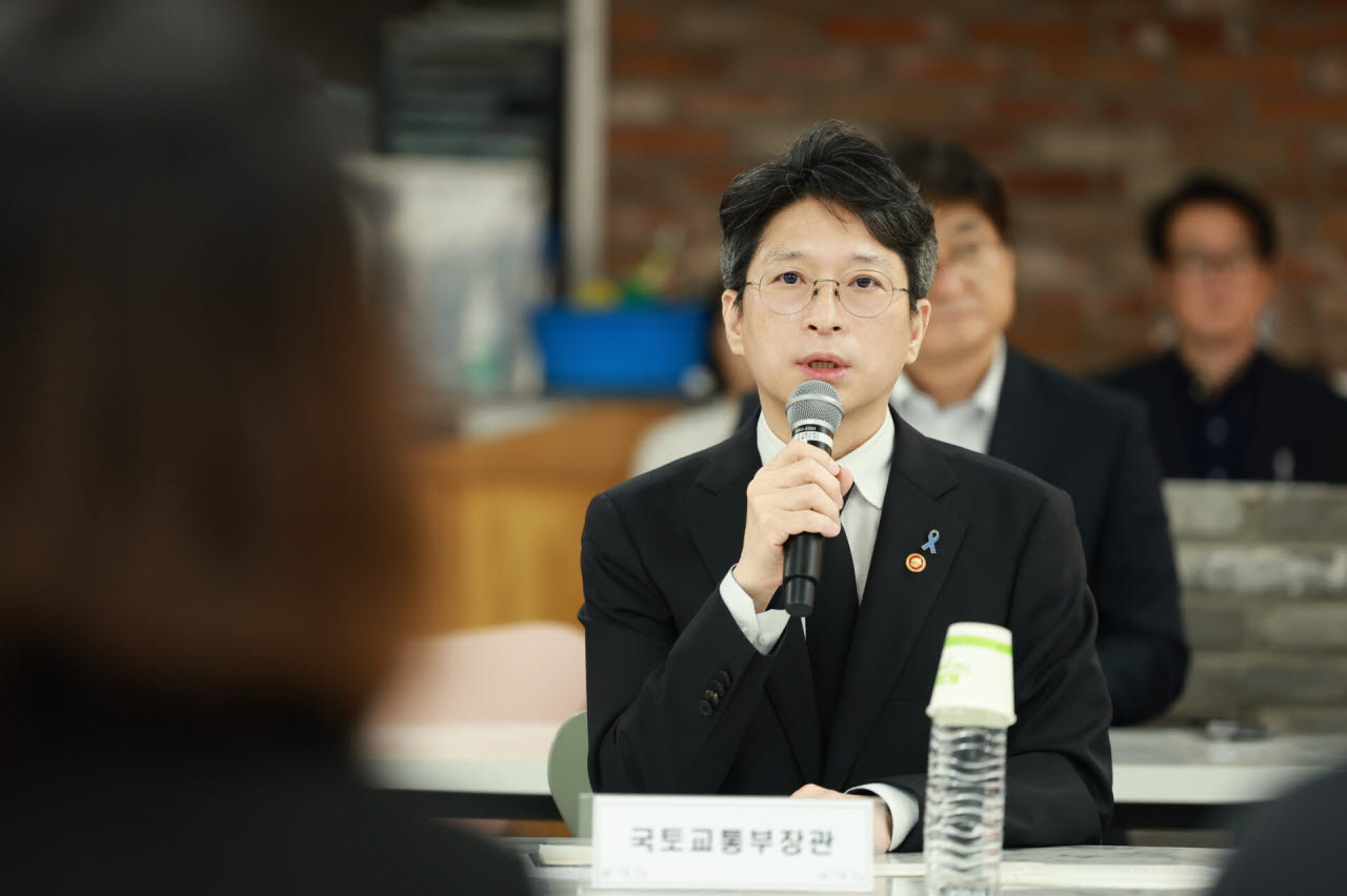 홍지선 국토교통부 장관이 26일 전남 무안국제공항에서 열린 12·29 여객기 참사 유가족 간담회에서 발언하고 있다. (사진=국토교통부)