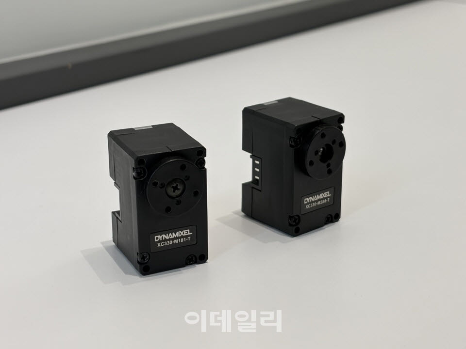 마이크로덕에 탑재되는 로보티즈 액추에이터 ‘다이나믹셀 XC330’. 로봇 한 대에 15개가 들어가 관절의 움직임을 구현한다. (사진=신영빈 기자)