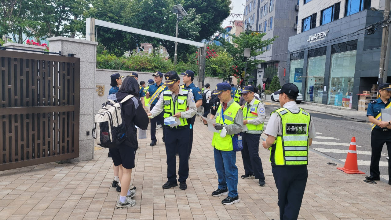 강서경찰서, 가양지구대, 가양2동 자율방범대원들이 학교 앞을 찾아 청소년 보호를 위한 합동캠페인을 벌이고 있다.