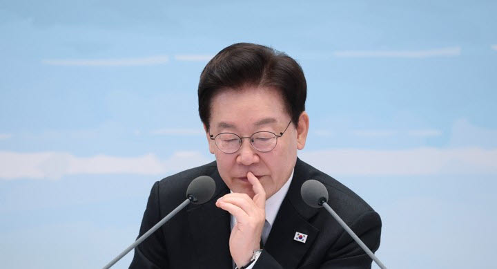 이재명 대통령이 26일 청와대에서 열린 농어민과의 대화 행사에서 생각에 잠긴 듯한 표정을 하고 있다. (사진=연합뉴스)