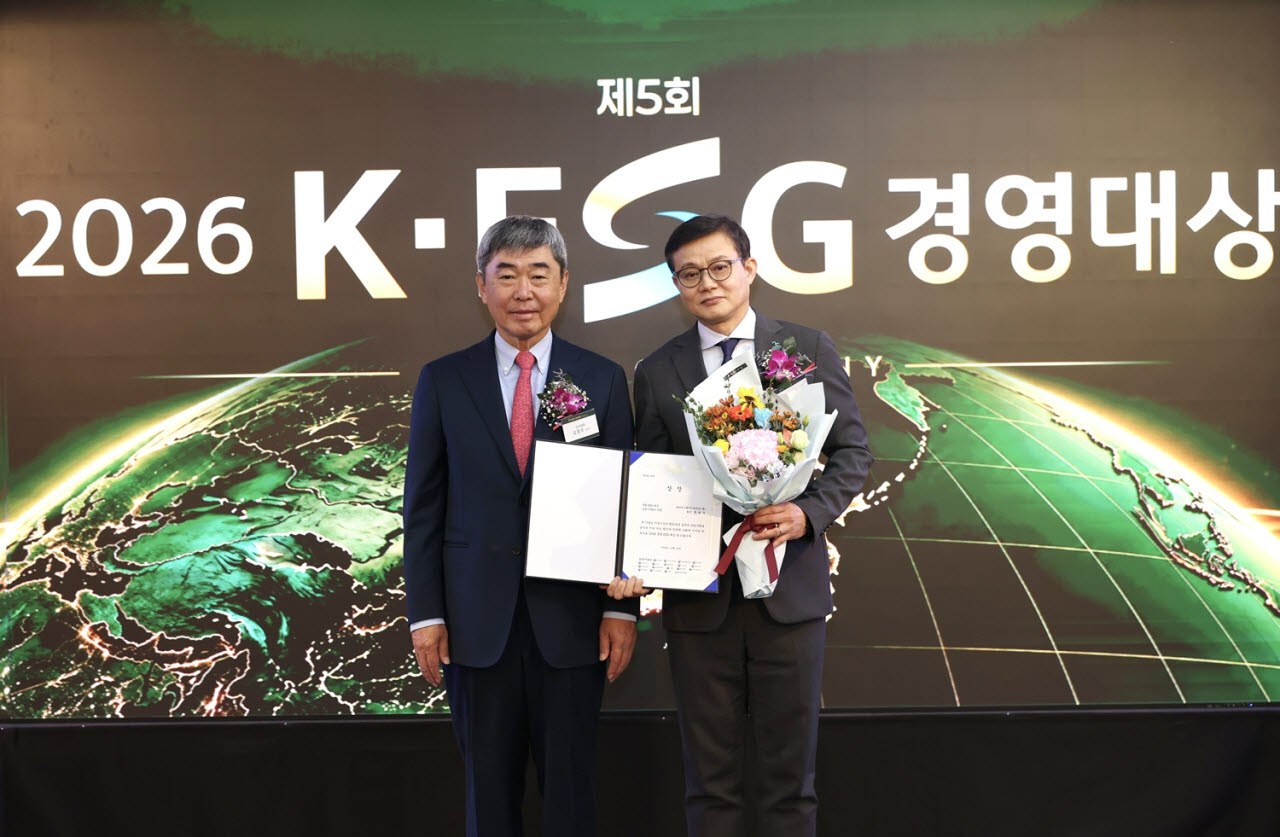 유창조 심사위원과 김진태(오른쪽) iM뱅크 자금시장그룹 상무가 K-ESG 경영대상 시상식에서 기념 촬영을 하고 있다. (사진=iM금융)