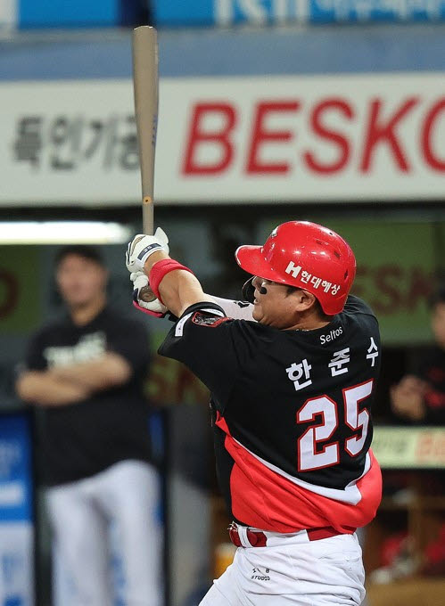 26일 대구 삼성라이온즈파크에서 열린 2026 신한 SOL KBO 포스트시즌 플레이오프 1차전 KIA 타이거즈와 삼성 라이온즈의 경기. 4회초 무사 주자없는 상황에서 KIA 한준수가 1점 홈런을 치고 있다. 사진=연합뉴스
