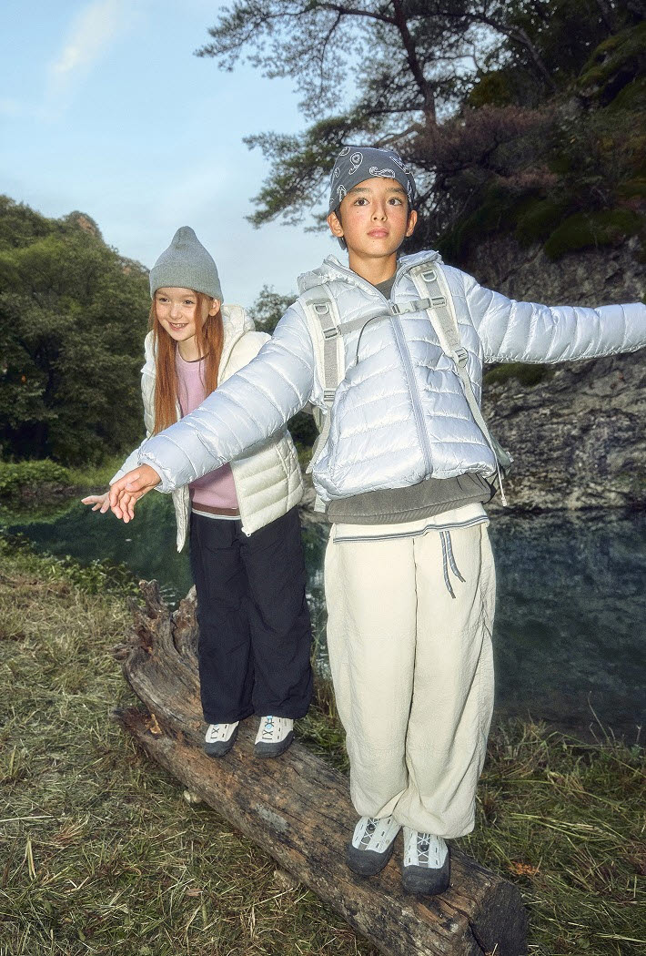 스파오키즈가 2026 FW 시즌에 선보인 경량패딩 '씬라이트' 화보. (사진=이랜드월드)