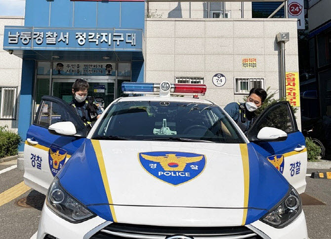 인천남동경찰서 정각지구대 소속 경찰관들이 순찰차에 타고 있다. (사진=인천남동경찰서)