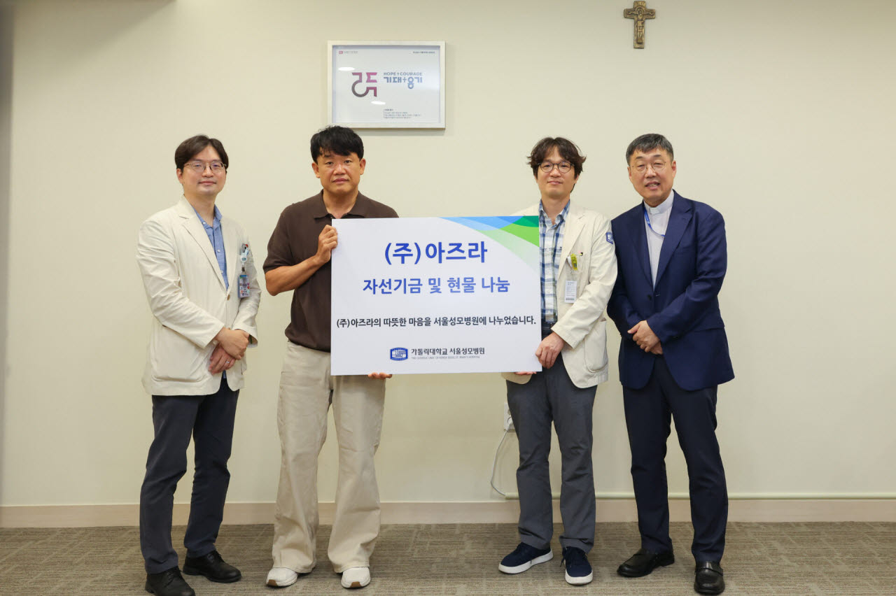 지난 9월 서울성모병원 대학본관에서 열린 아즈라의 기부 나눔 전달식에서 이상원(왼쪽에서 두번째) 대표와 병원 관계자들이 기념 촬영을 하고 있다. 아즈라는 취약계층 환자를 위해 기부금과 물품을 전달했다.(사진=서울성모병원)