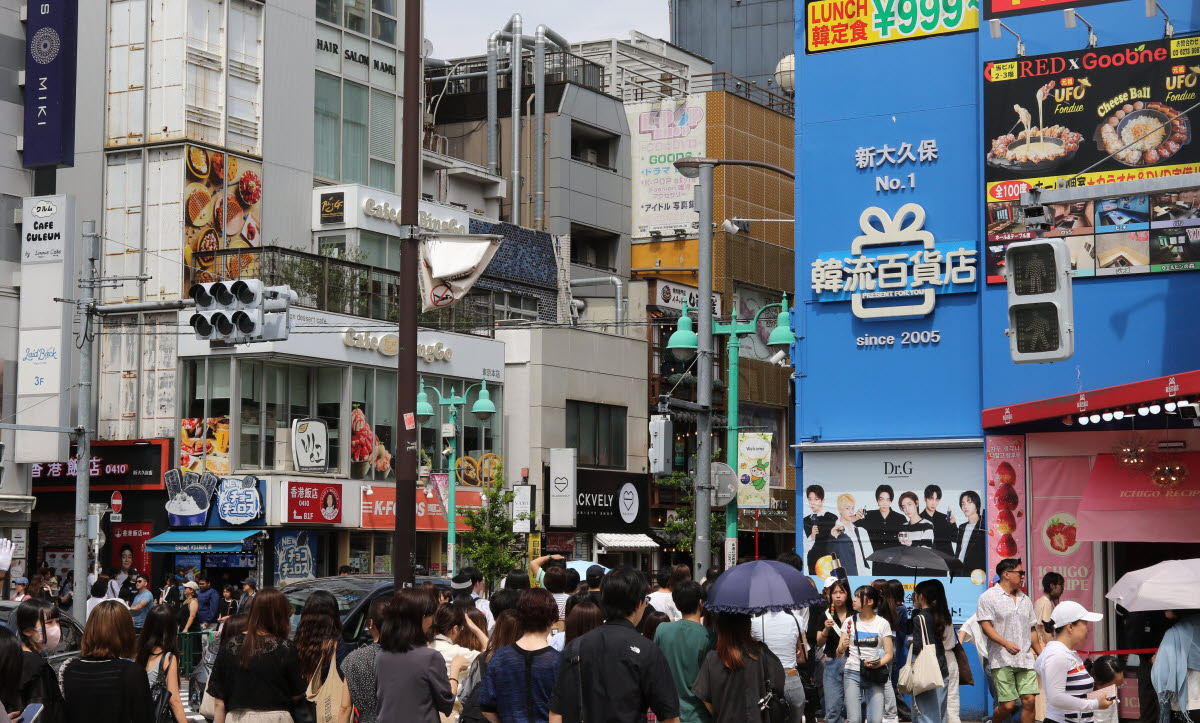 지난 6월 일본 도쿄에서 한국 음식점과 상점이 밀집한 신오쿠보 거리가 인파로 북적이고 있다.(사진=연합뉴스)