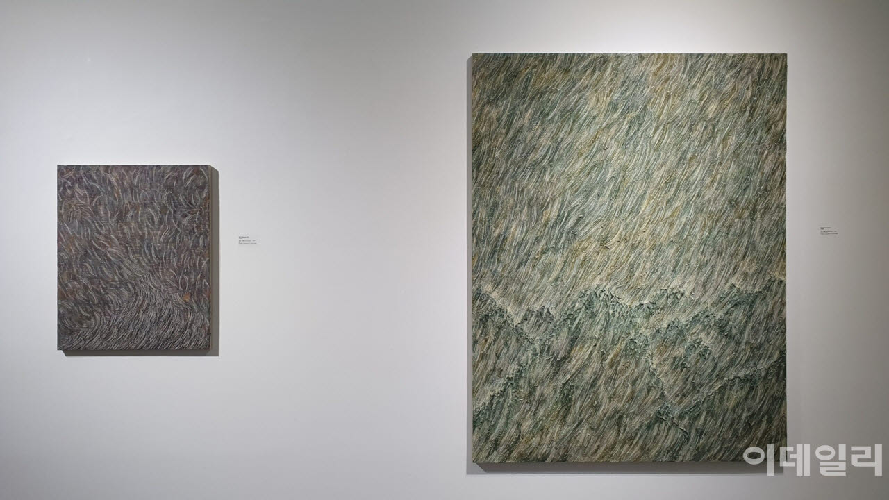 우병윤의 ‘중첩’(2024, 145.5×112㎝·오른쪽)과 ‘중첩’(2024, 65.1×53㎝). 2024년 선화랑 작가공모전인 ‘예감전’(자연회귀적 열망) 전경이다. 4인 중 한 명으로 우 작가가 이름을 올렸던 그 전시에 걸렸던 작품들 중 두 점이다. 이번 개인전에 나선 연작 ‘중첩’과는 색과 결에서 차이가 있다(사진=오현주 문화전문기자).