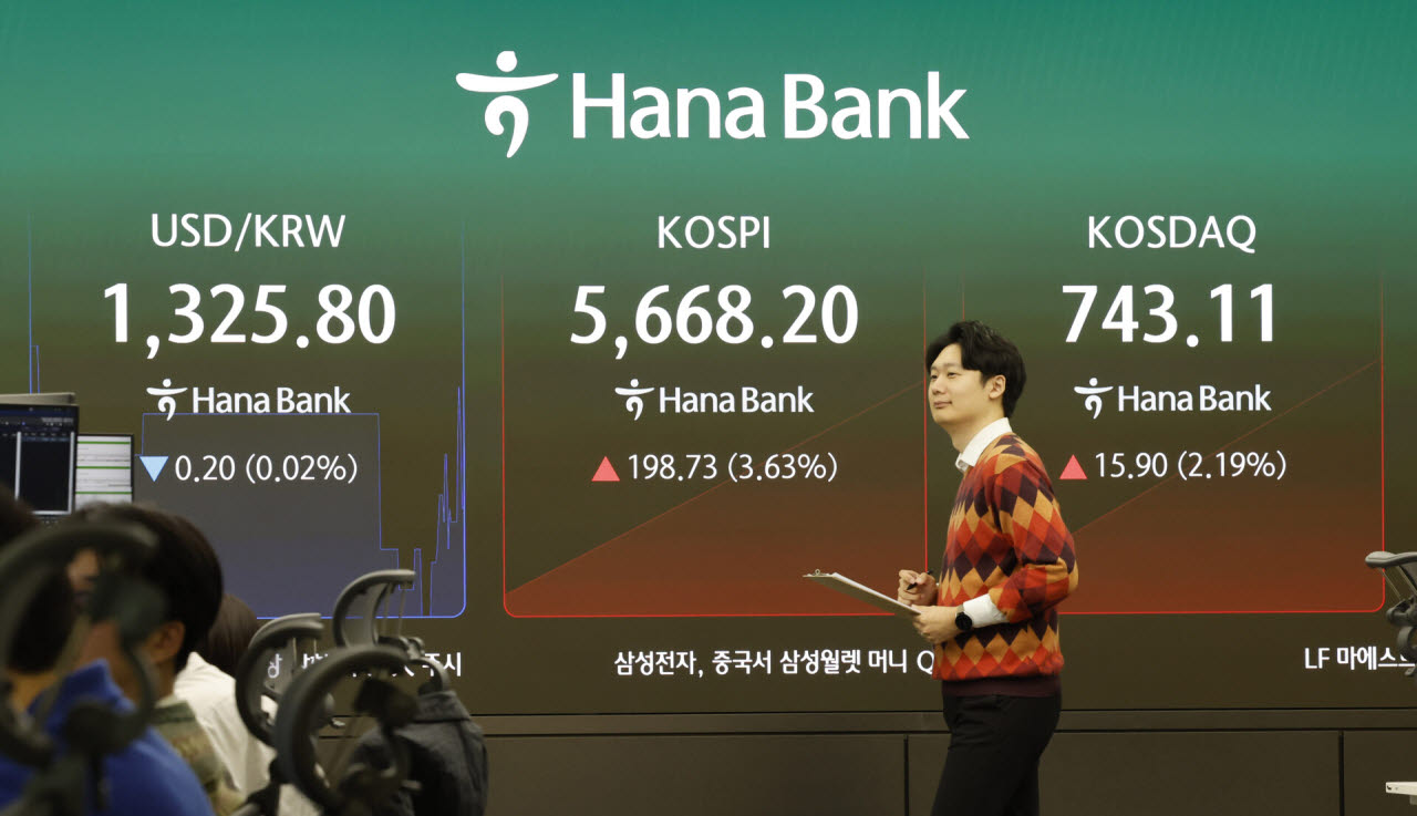 27일 서울 중구 하나은행 딜링룸 전광판에 주요 지수가 표시 되고 있다. (사진=뉴시스)