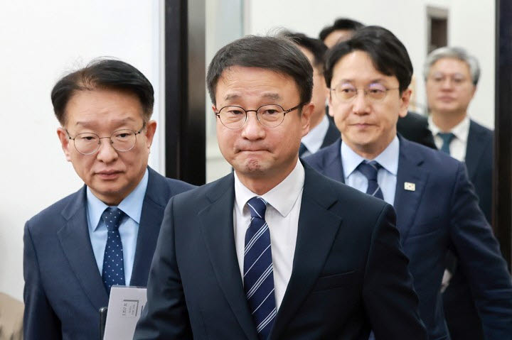 한병도 더불어민주당 원내대표 등 원내지도부가 27일 국회에서 열린 국정감사대책회의에 참석하고 있다.(사진=연합뉴스)