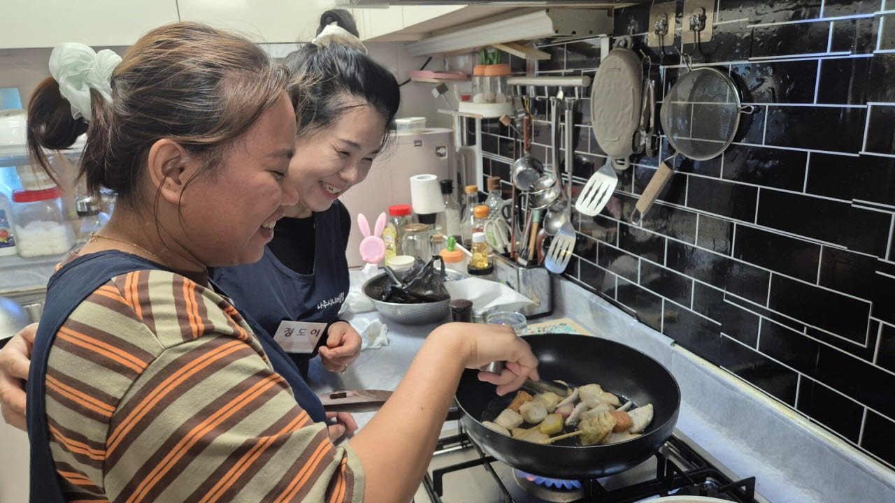 노인일자리 대상자가 이주배경가정에 방문하여 한식교육을 운영하고 있다. (사진=노인인력개발원)
