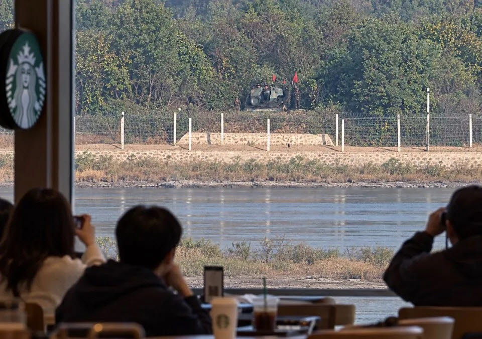 최근 온라인상에는 '김포 애기봉 스타벅스 근황'이라는 제목의 사진이 잇따라 게재됐다. (사진=SNS 갈무리)