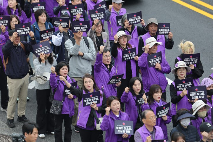 지난 24일 서울 지하철 6호선 이태원역 1번 출구 인근에서 열린 10·29 이태원참사 4대종교 추모 기도회가 끝난 뒤 유가족들을 비롯한 참석자들이 시민추모대회가 열리는 서울광장으로 행진하며 구호를 외치고 있다. (사진=연합뉴스)