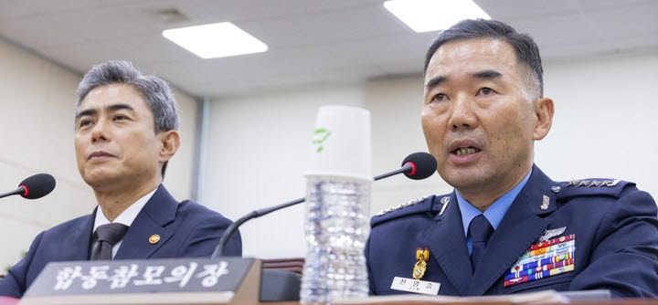 진영승 합동참모의장(오른쪽)이 26일 국회 국방위원회에서 열린 국방부와 합동참모본부 등 소관 기관에 대한 종합 국정감사에 출석해 질의에 답하고 있다. (사진=연합뉴스)