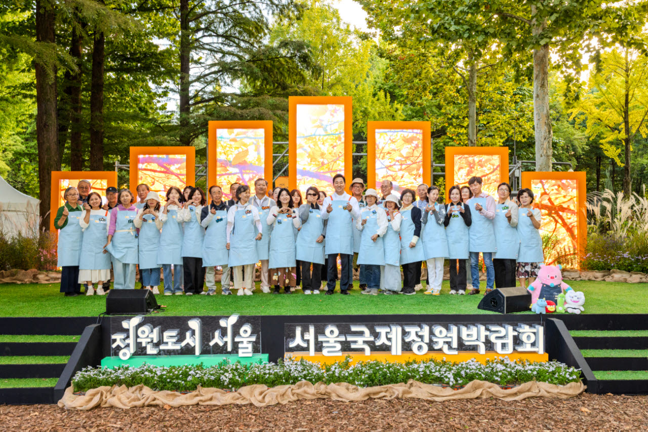 2026 서울국제정원박람회 개막식에서 오세훈 서울시장 등이 기념촬영을 하고 있다. (사진=서울시 제공)