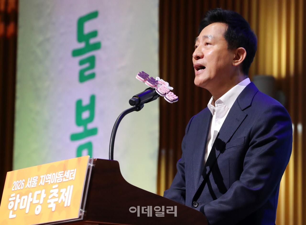 [포토] 돌봄 현장 노고 격려하는 오세훈 시장