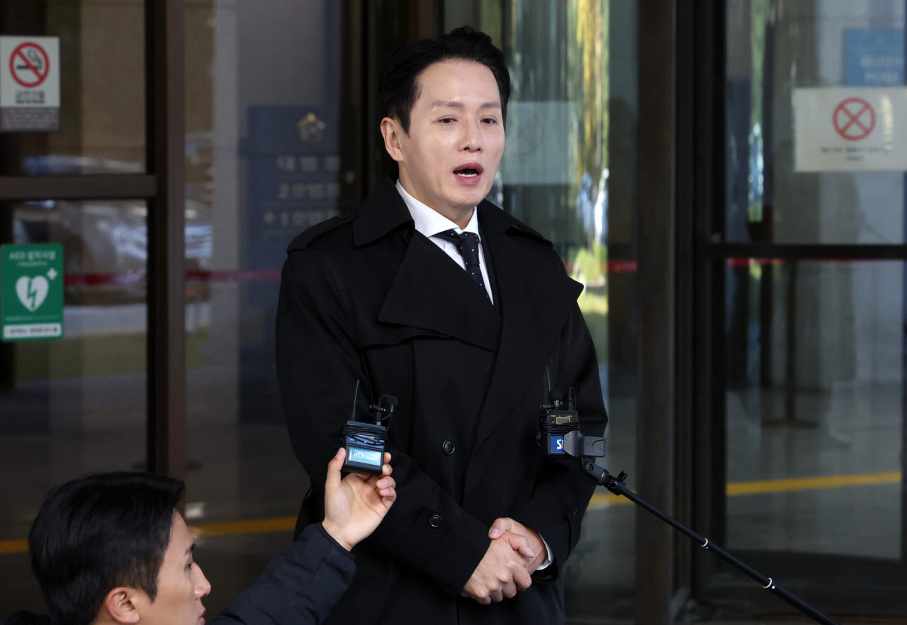 '채상병 순직 사건'의 책임자로 지목된 임성근 전 해병대 1사단장의 상고심에서 징역 3년이 확정된 27일 서울 서초구 대법원에서 임태훈 군인권센터 소장이 입장을 밝히고 있다. (사진=뉴시스)