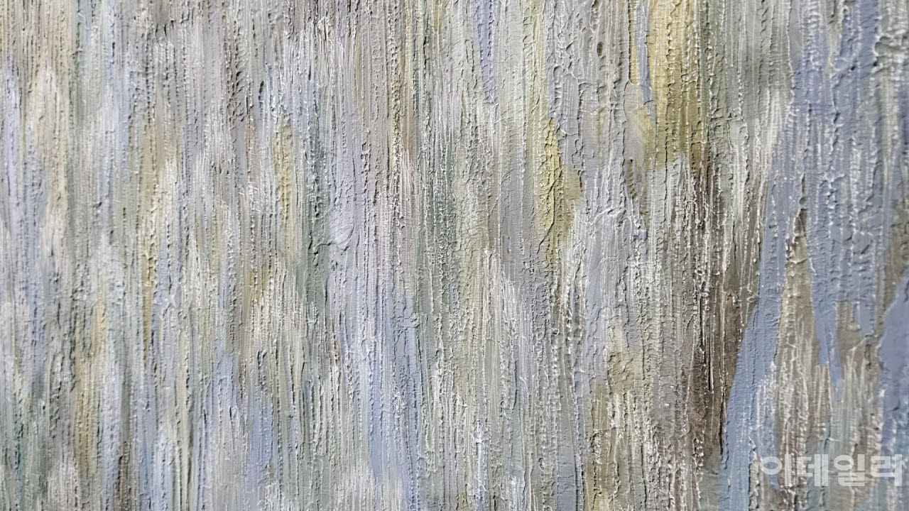 우병윤의 ‘중첩 26-01-299’(2026, 145.5×112.0㎝) 중 부분을 확대했다. 다른 전시작인 연작 ‘들떠 있는 풍경’, 연작 ‘율려’와는 다른 결이다. 특히 이 작품은 예전 ‘중첩’에 많이 기운 듯 보인다(사진=오현주 문화전문기자).