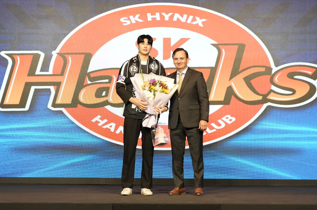 전체 1순위로 SK호크스에 선발된 송제우가 누노 알바레스 감독과 함께 기념촬영을 하고 있다. 사진=KOHA