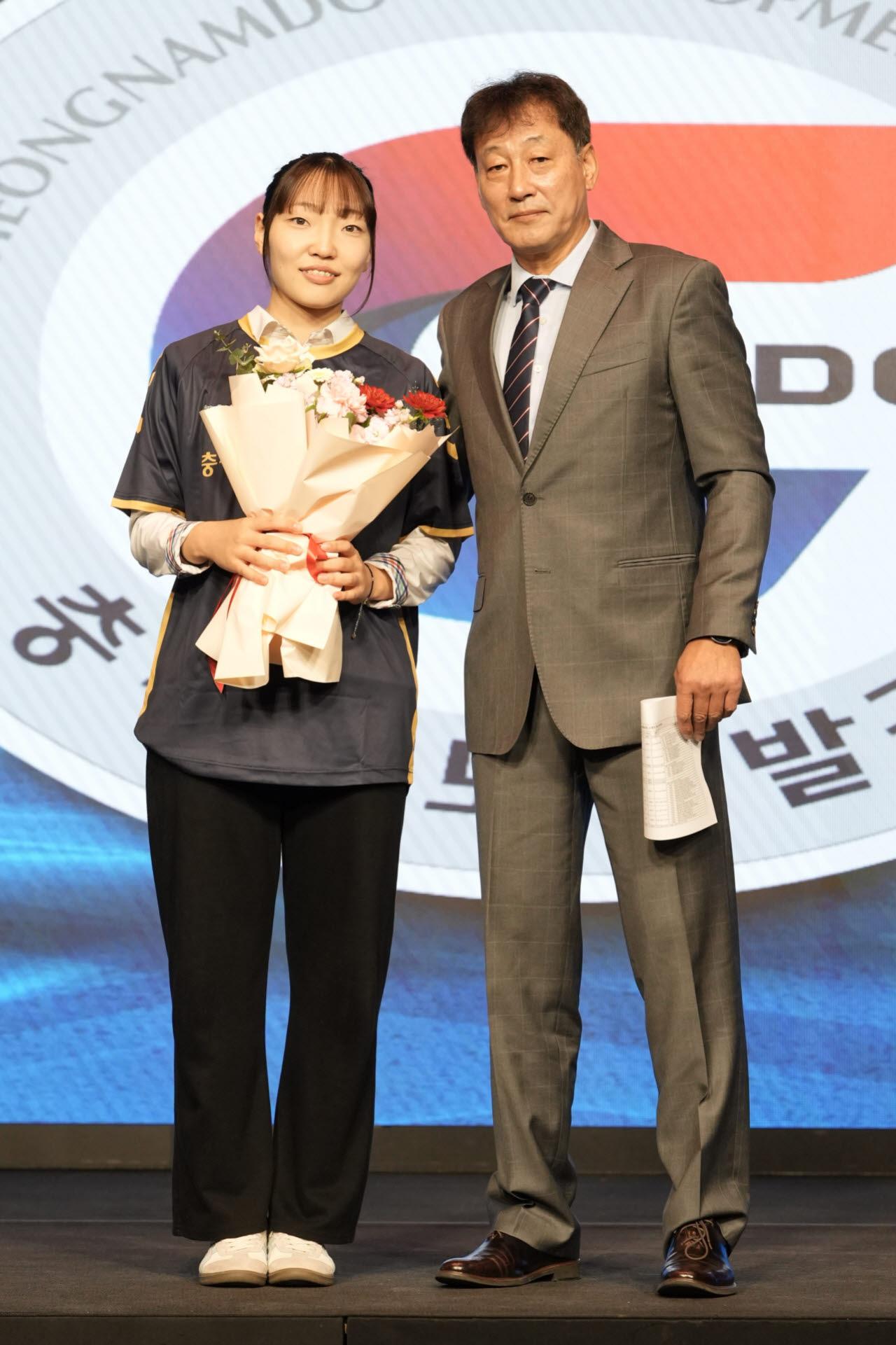 H리그 여자부 신인드래프트에서 충청남도개발공사에 우선 지명된 김은율(왼쪽)이 강재원 감독과 기념촬영을 하고 있다. 사진=KOHA