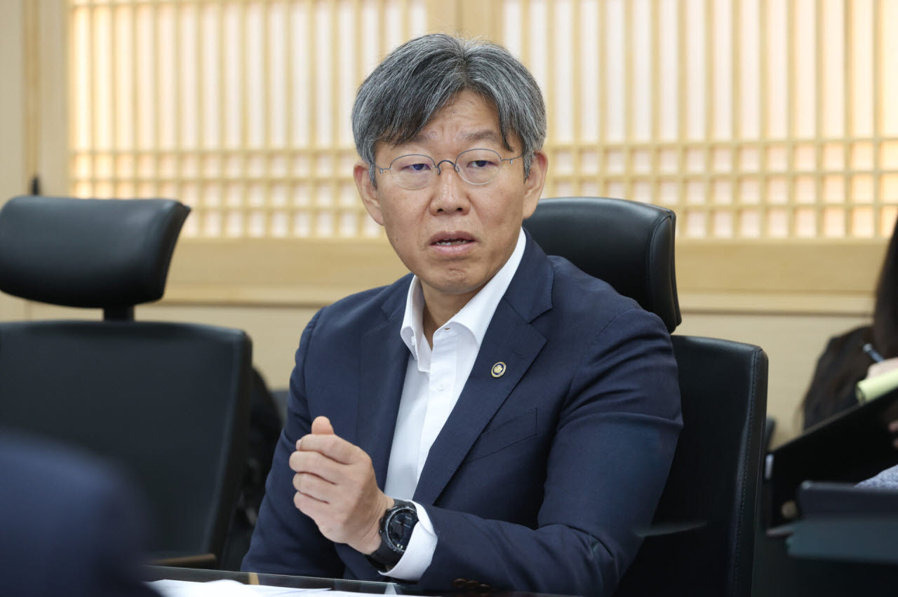김이탁 국토교통부 제1차관이 27일 서울 국토발전전시관에서 모듈러주택 활성화 협의체 회의를 주재하고 있다.(사진=국토교통부)