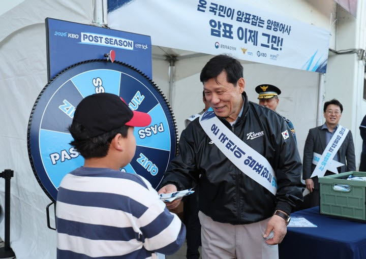 허구연 KBO 총재가 14일 2026 신한 SOL KBO 포스트시즌 와일드카드 결정전 1차전이 열리는 서울 잠실야구장 중앙 매표소 앞에서 암표 근절 캠페인을 벌이고 있다. 사진=공동취재