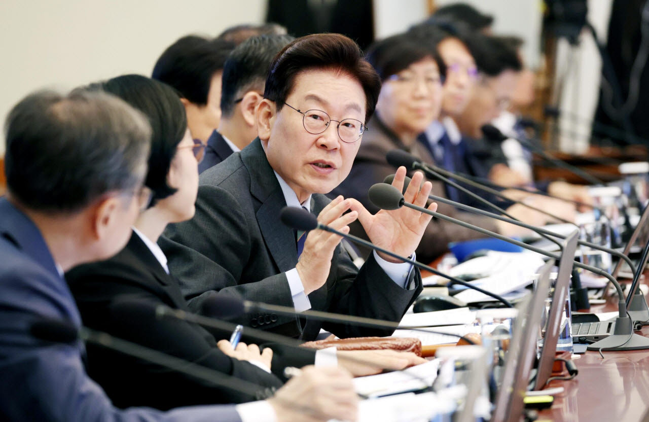 이재명 대통령이 27일 청와대에서 국무회의를 주재하며 발언하고 있다(사진=뉴시스)