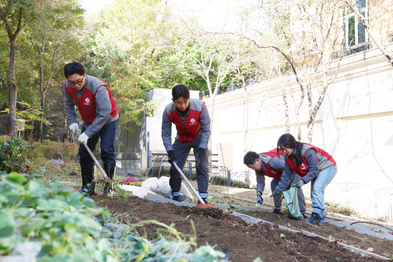 롯데건설 ‘샤롯데 봉사단’이 27일 경기도 성남시 소재 분당 보바스기념병원에서 환자와 보호자를 위한 치유 정원을 조성하는 봉사활동에 참여하고 있다. (사진=롯데건설 제공)