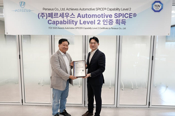 서상범 페르세우스 대표(왼쪽)가 서정욱 티유브이슈드코리아 대표이사(오른쪽)와 GAIA ‘ASPICE CL2’ 획득을 기념해 사진 촬영을 하고 있다. (사진=페르세우스)